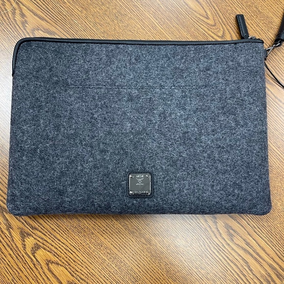 MCM Stadt Roden Zip Clutch w/ Leather Trim and Wrist Strap - NWT - RARE! - Picture 2 of 9